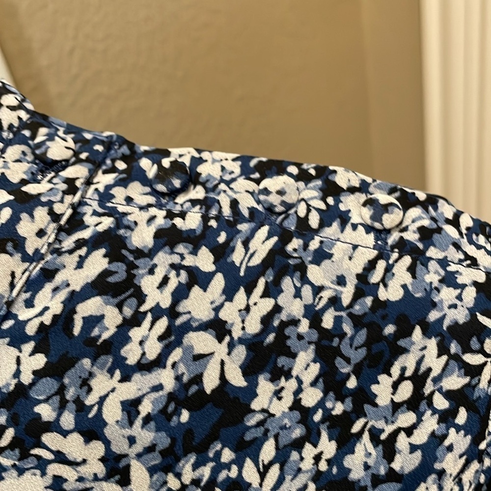 Vince Camuto Floral Print Mock Neck Flutter Sleeve Blouse Navy/W… - Picture 4 of 11